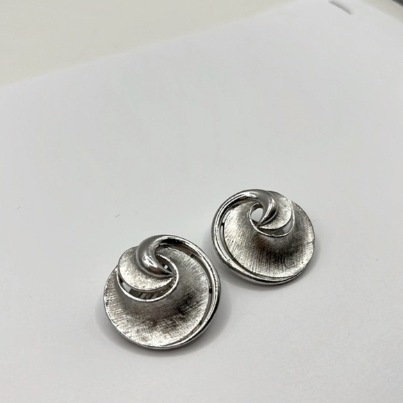Crown Trifari Estate Silver Matte Silver Plated Clip On Earrings signed - Picture 7 of 10